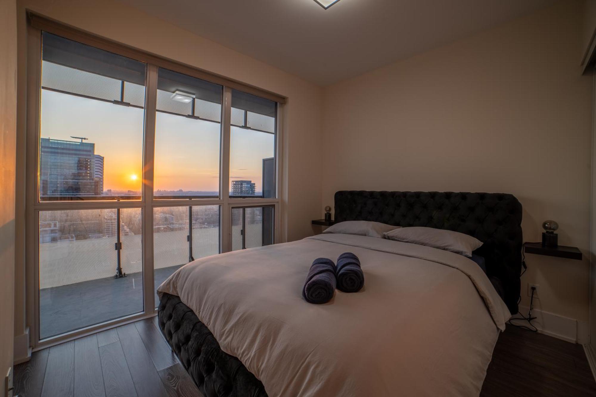 Luxury Condo W/Mesmerizing Sunset Views & Free Parking Toronto Kültér fotó